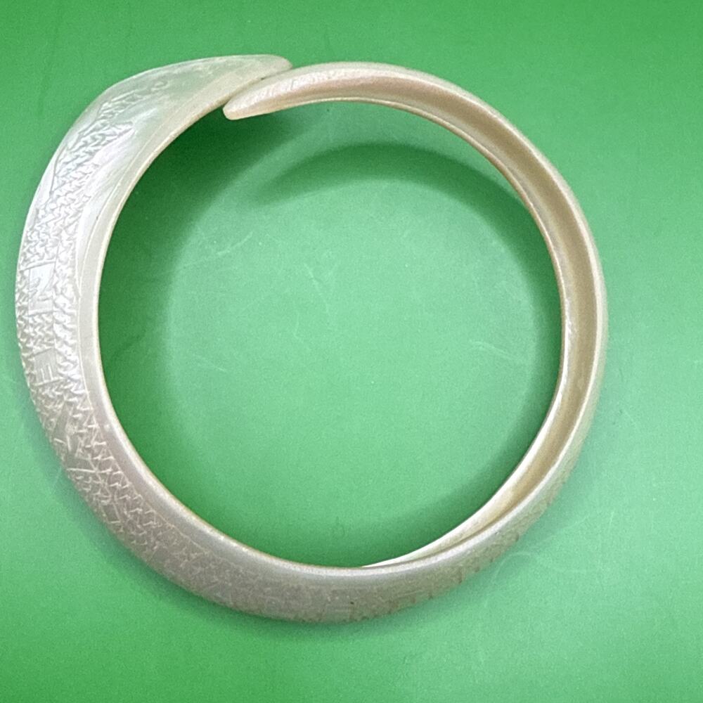 Vtg Iridescent Mother Of Pearl Carved Cuff Bracelet New Caledonia Bangle Shell - Picture 4 of 11
